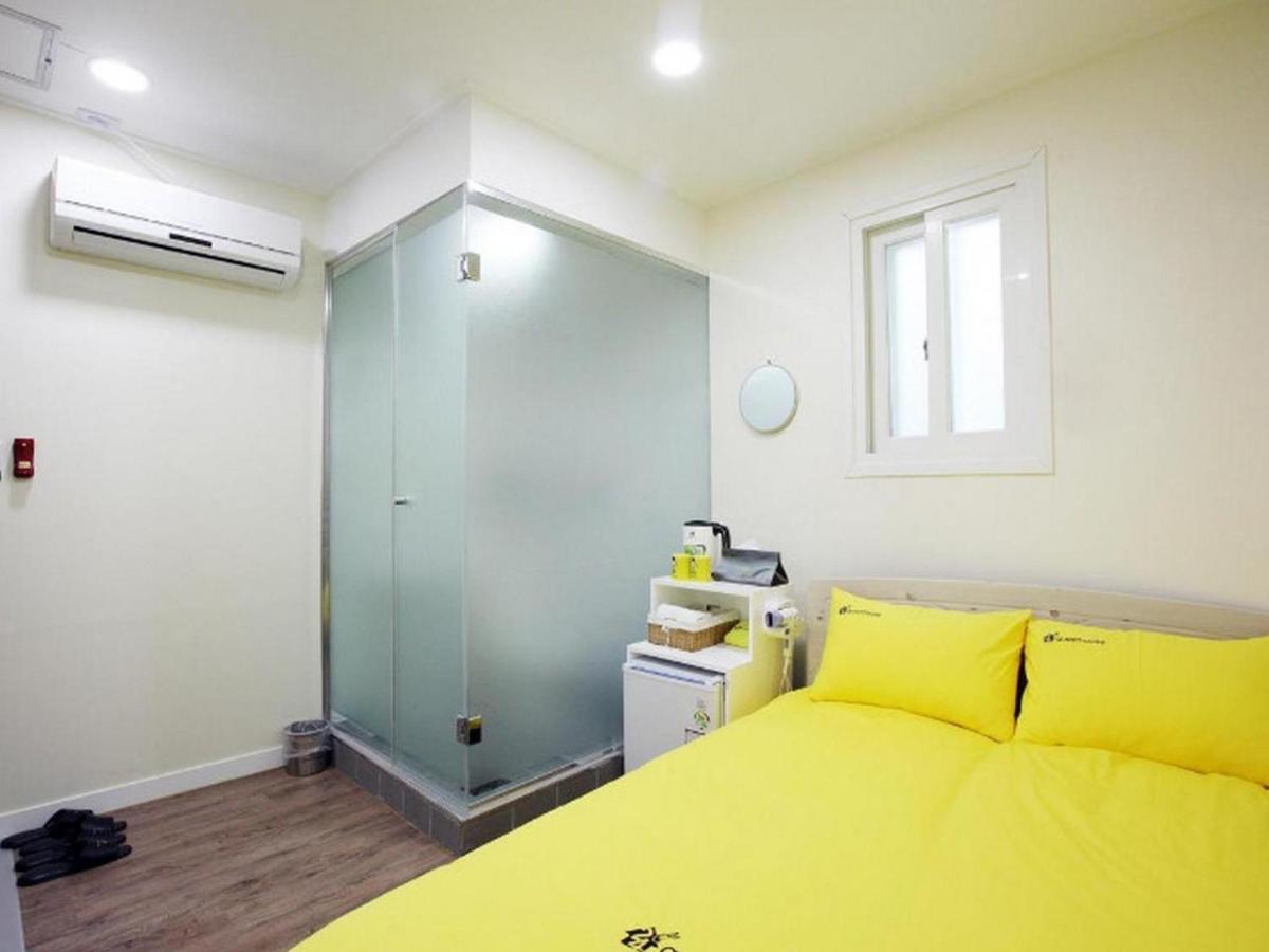 24 Guesthouse Myeongdong Avenue Сеул Екстер'єр фото