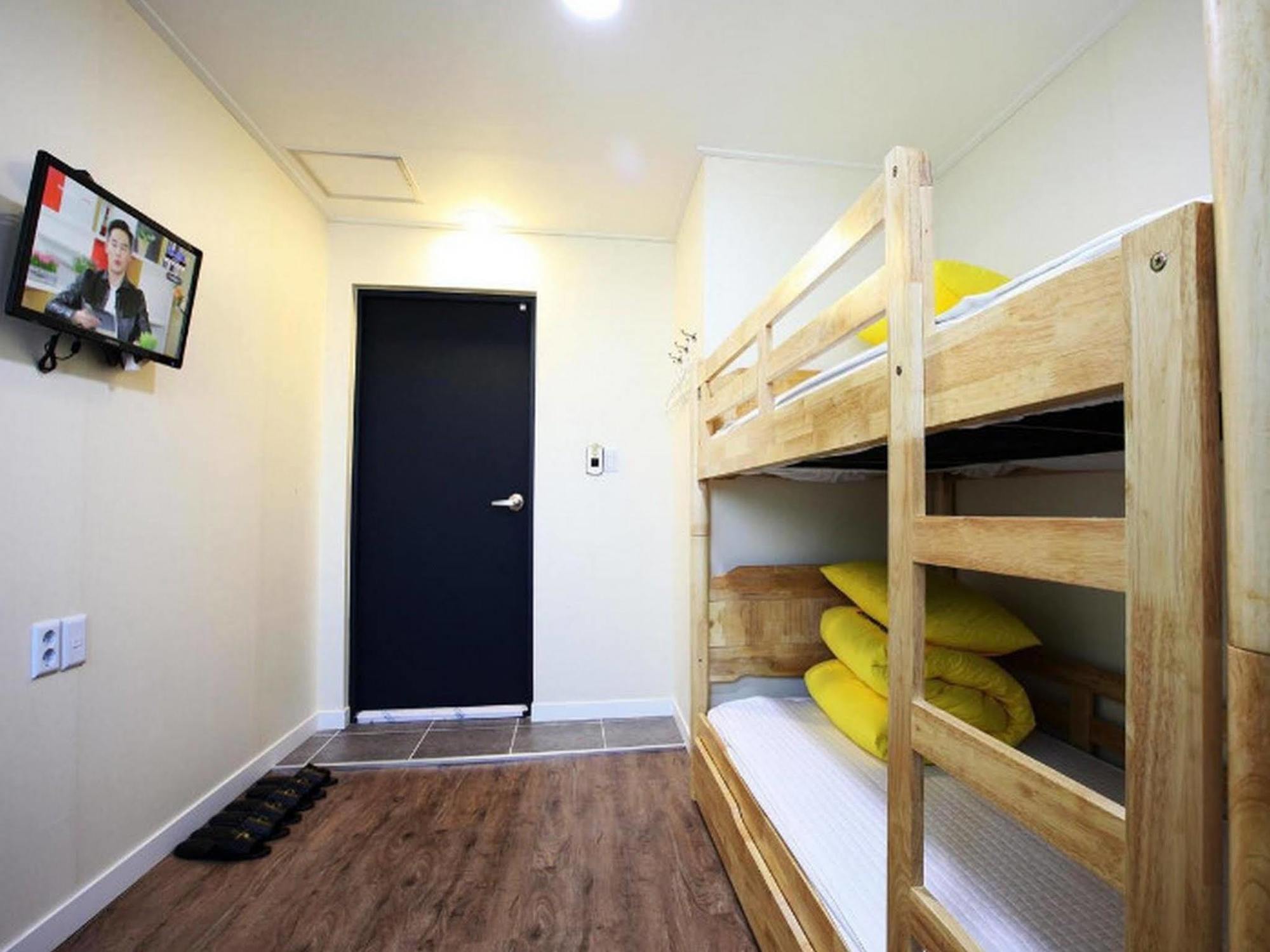 24 Guesthouse Myeongdong Avenue Сеул Екстер'єр фото