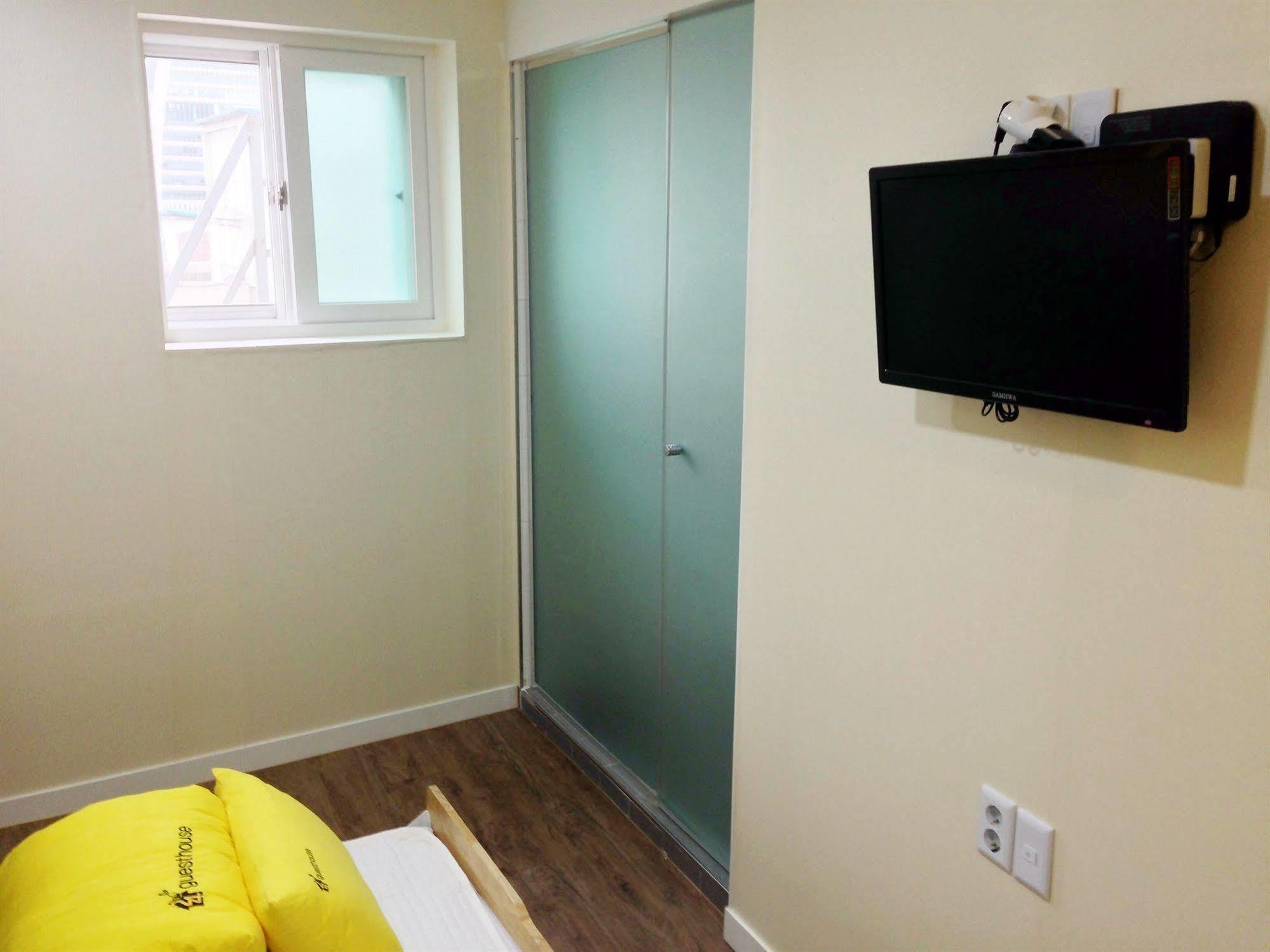 24 Guesthouse Myeongdong Avenue Сеул Екстер'єр фото
