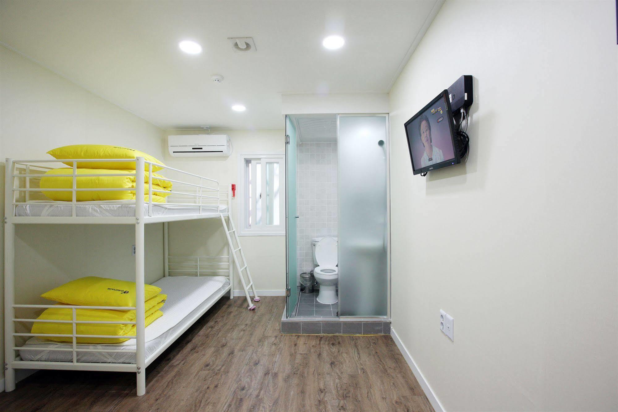 24 Guesthouse Myeongdong Avenue Сеул Екстер'єр фото