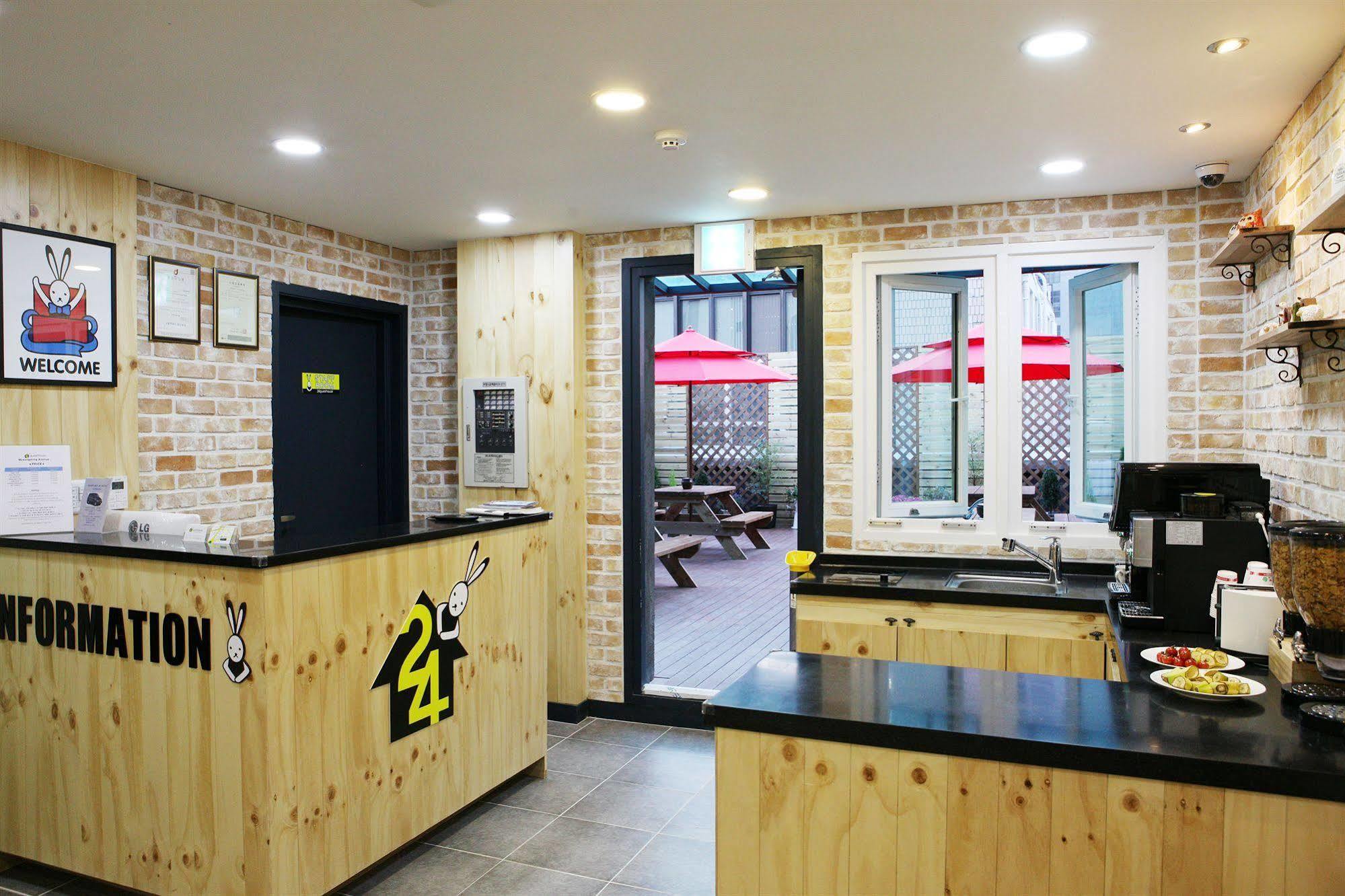 24 Guesthouse Myeongdong Avenue Сеул Екстер'єр фото