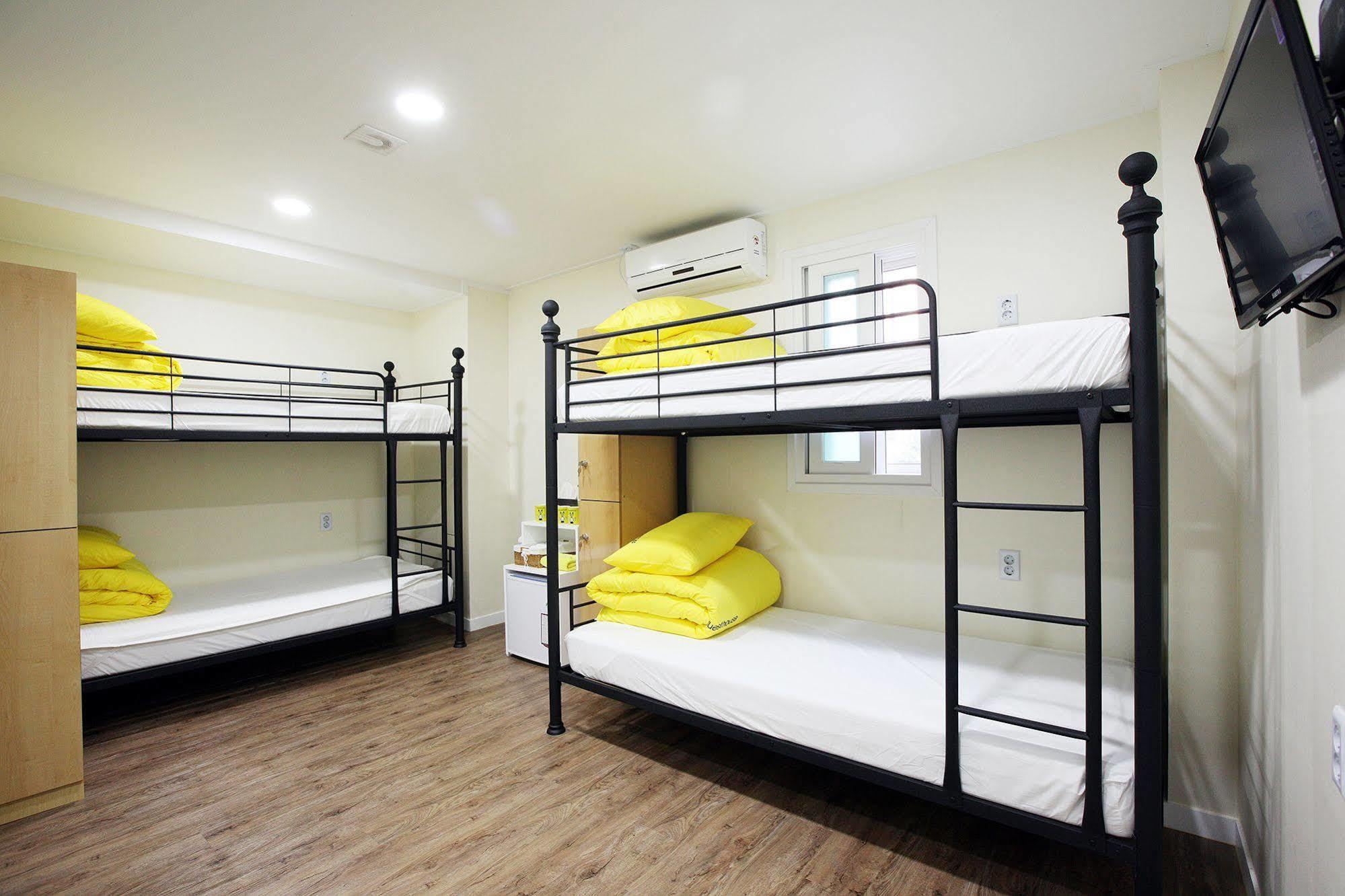 24 Guesthouse Myeongdong Avenue Сеул Екстер'єр фото