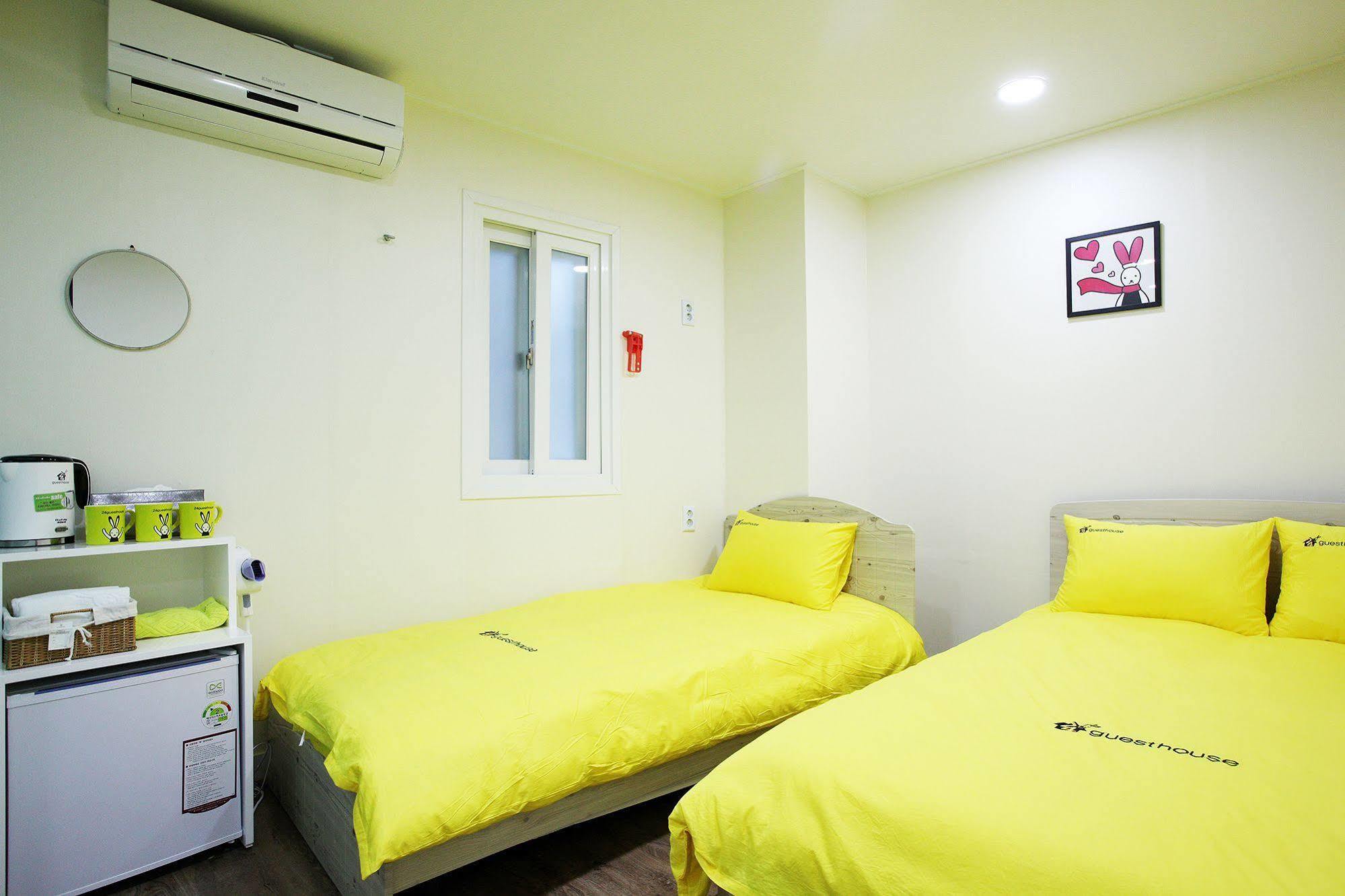 24 Guesthouse Myeongdong Avenue Сеул Екстер'єр фото